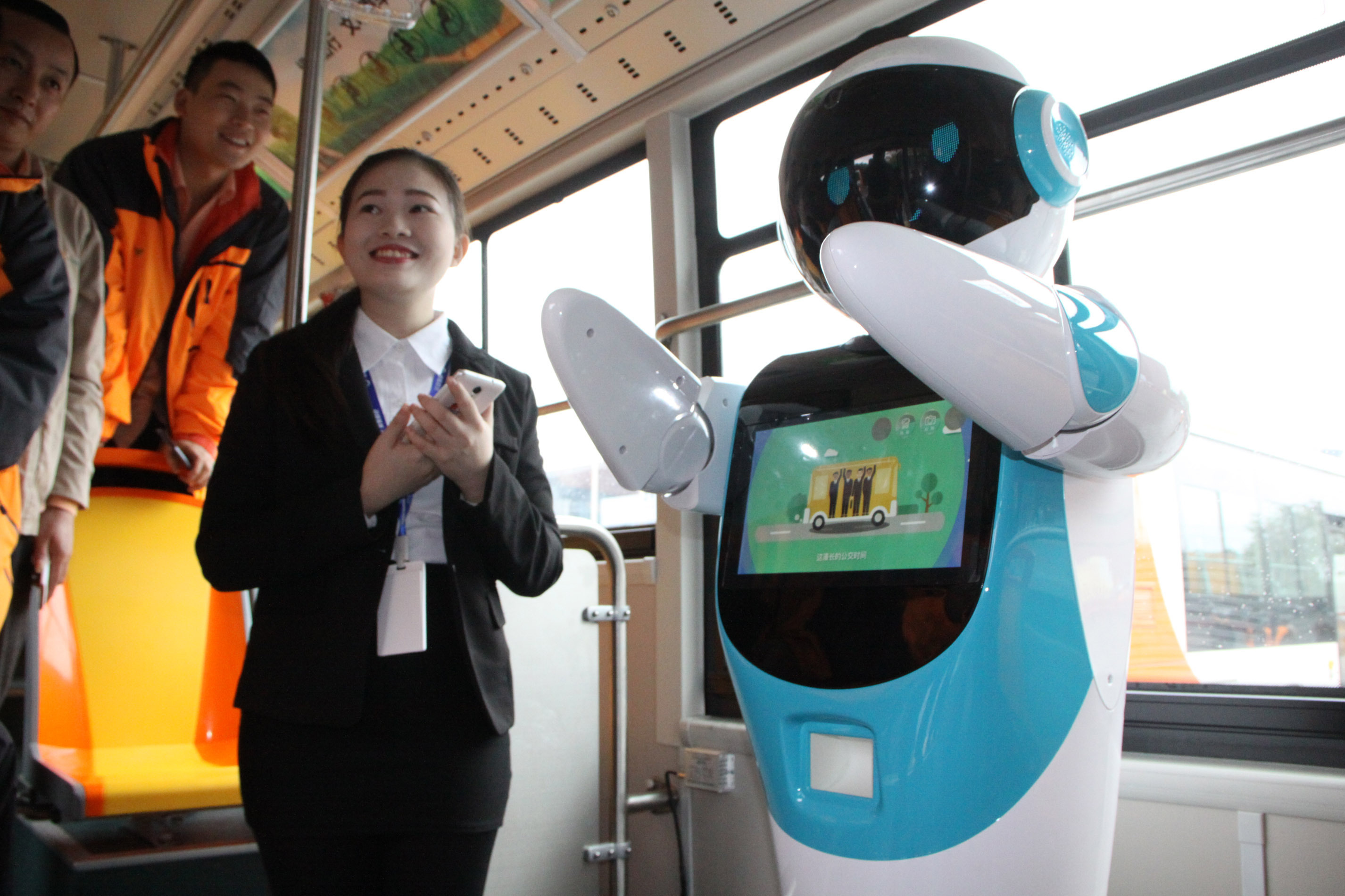 智能机器人登上纯电动客车 搭公交能蹭网可聊天